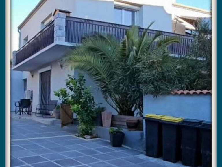 Maison rénovée en 2018 – 3 habitations distinctes – Grande cour et garages – PUISSERGIUER — photo 1