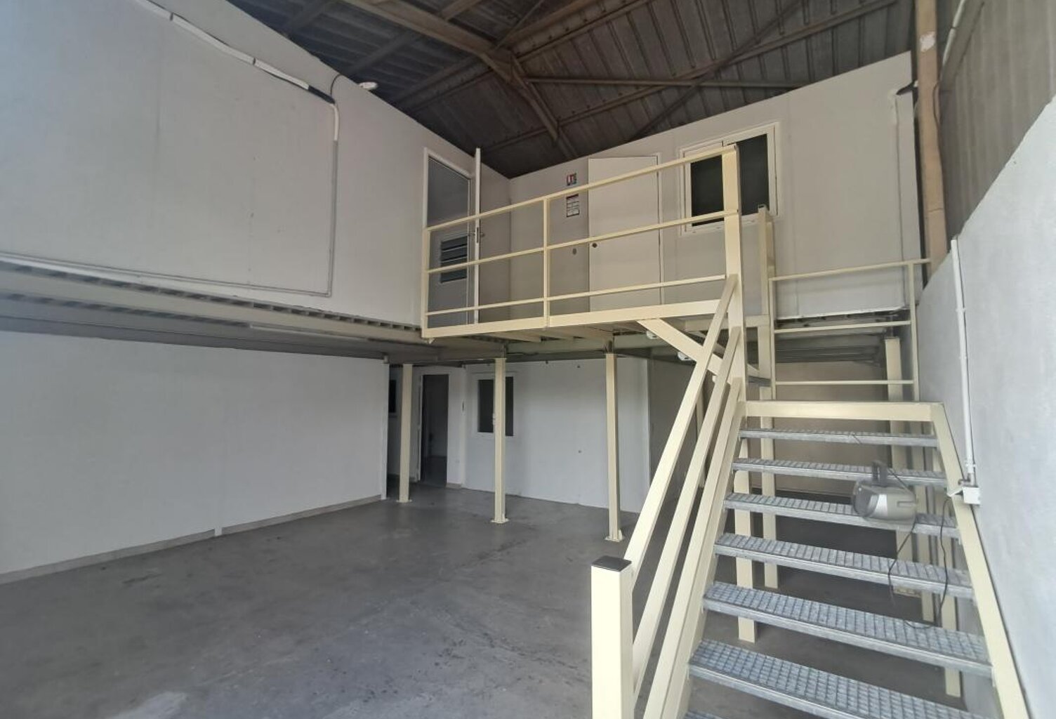 A LOUER ATELIER 295 m2 - CAMBAIE — photo 1