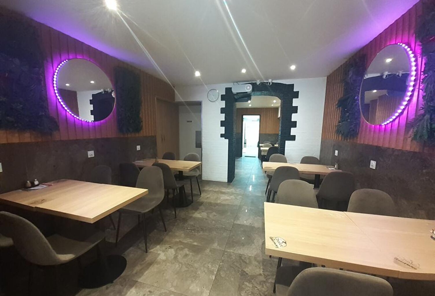 MUR LOCAL COMMERCIAL LOUE AVEC LICENCE IV — photo 1