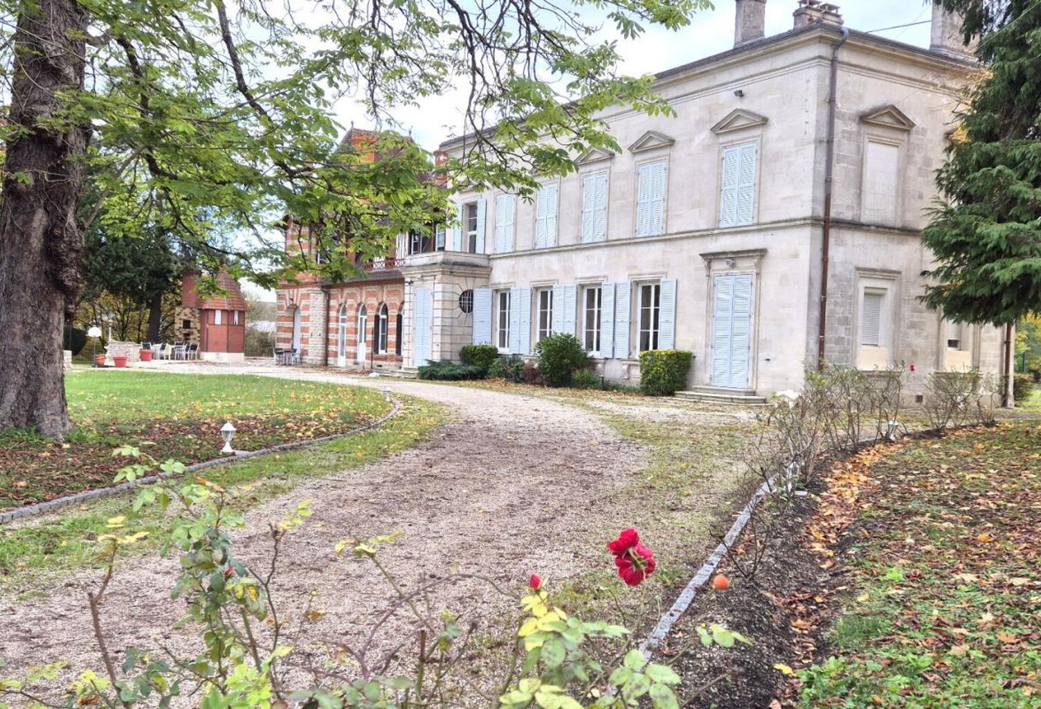 Belle Demeure ou Château de 415 m² à Réhabiliter et Restaurer avec Cour, Garage, Terrasses, Cave voûtée, Chaufferie Fioul et Poêle à Granulés, Greniers de 150 m², Dépendances et Terrain clos et paysager de 3050 m² — photo 1