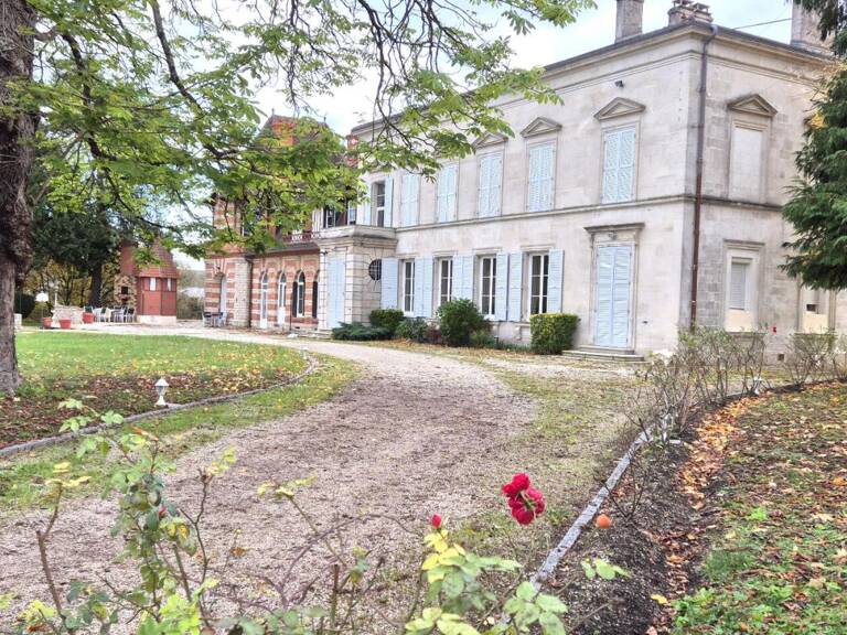 Belle Demeure ou Château de 415 m² à Réhabiliter et Restaurer avec Cour, Garage, Terrasses, Cave voûtée, Chaufferie Fioul et Poêle à Granulés, Greniers de 150 m², Dépendances et Terrain clos et paysager de 3050 m² — photo 1