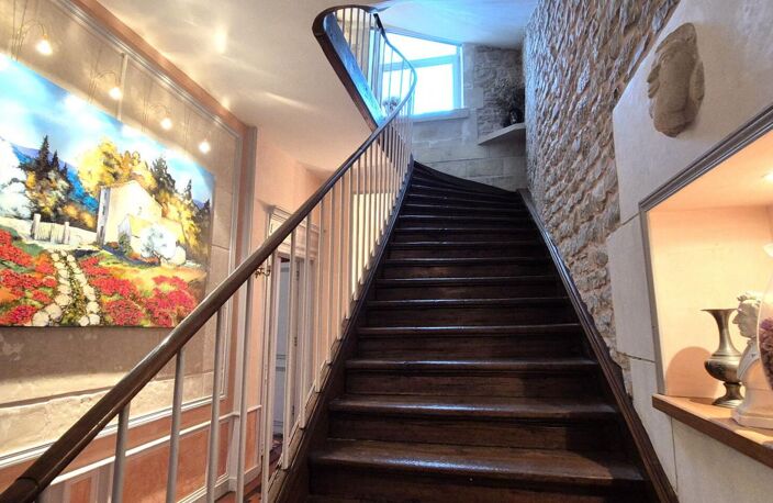 Belle Demeure ou Château de 415 m² à Réhabiliter et Restaurer avec Cour, Garage, Terrasses, Cave voûtée, Chaufferie Fioul et Poêle à Granulés, Greniers de 150 m², Dépendances et Terrain clos et paysager de 3050 m² — photo 2