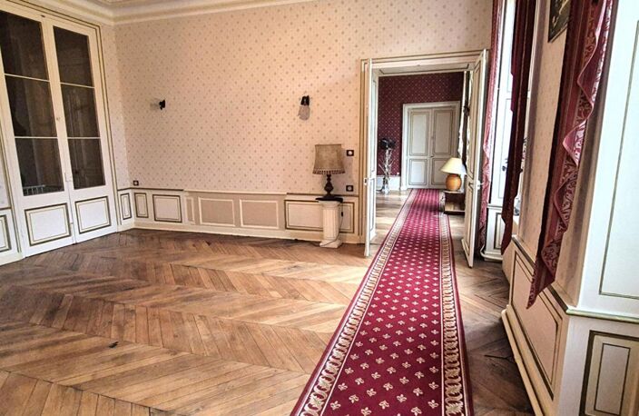 Belle Demeure ou Château de 415 m² à Réhabiliter et Restaurer avec Cour, Garage, Terrasses, Cave voûtée, Chaufferie Fioul et Poêle à Granulés, Greniers de 150 m², Dépendances et Terrain clos et paysager de 3050 m² — photo 3