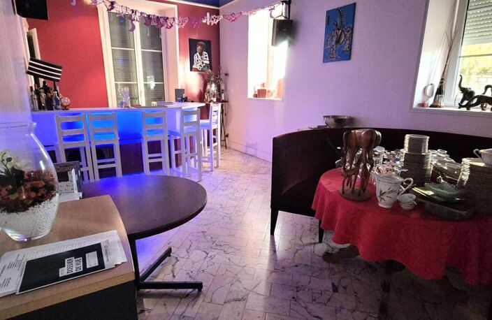 Belle Demeure ou Château de 415 m² à Réhabiliter et Restaurer avec Cour, Garage, Terrasses, Cave voûtée, Chaufferie Fioul et Poêle à Granulés, Greniers de 150 m², Dépendances et Terrain clos et paysager de 3050 m² — photo 5