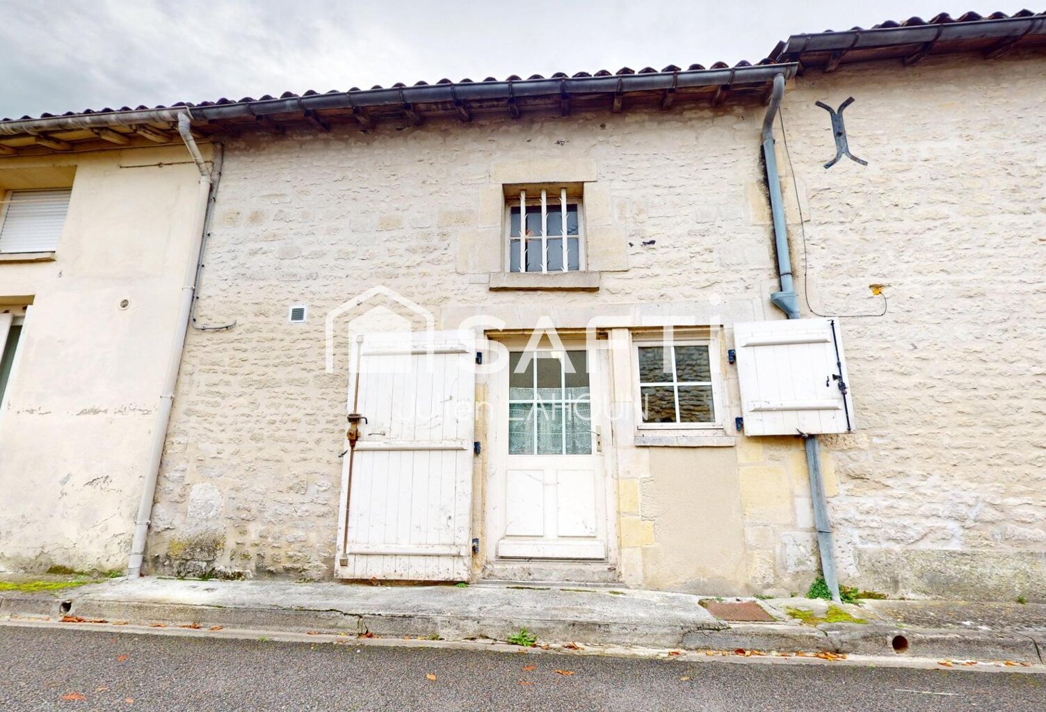 Maison en pierre à rénover  5 pièces  110 m²  Centre de Châteaubernard — photo 1