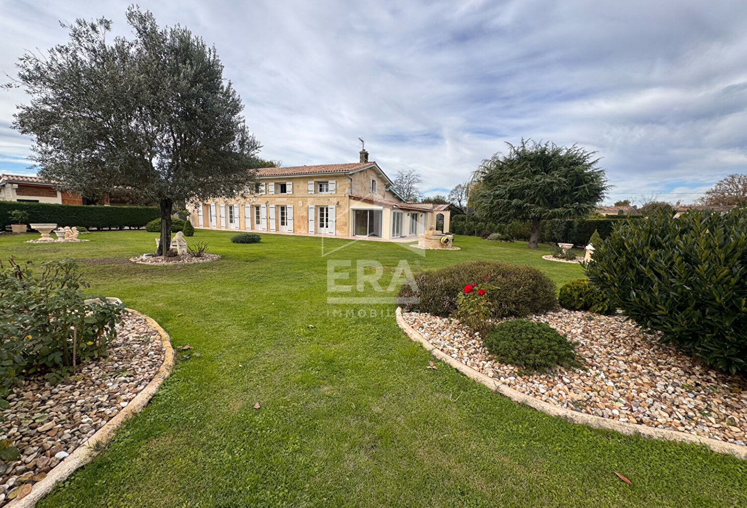 Maison Lansac 6 pièce(s) 178 m2 +  dépendances  avec jardin — photo 1