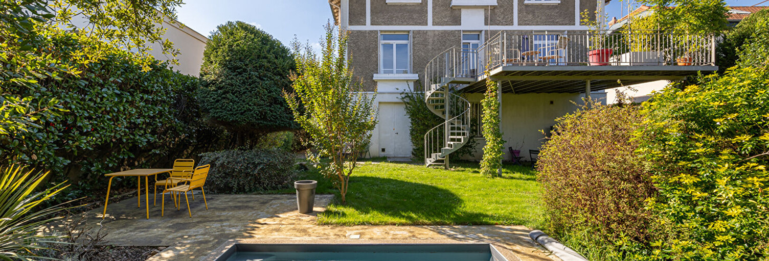 Maison 9 Pièces 300 m² à vendre à Bron (69500)