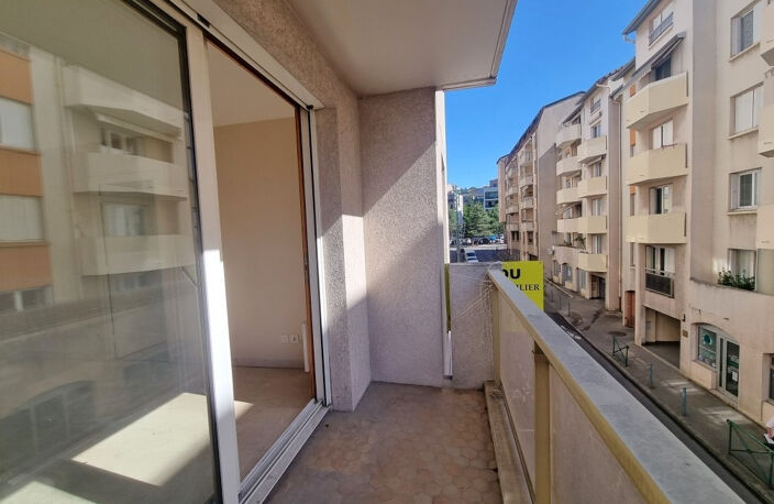 VENTE FONTAINES SUR SAONE 69270 - CENTRE BOURG BEAU T2 40M2 AVEC BALCON CAVE ET GARAGE DANS RESIDENCE STANDING — photo 3