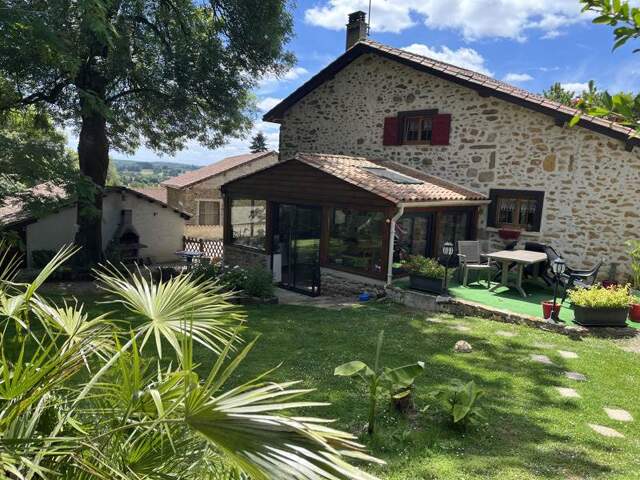 Maison en pierre de 4 pièces principales — photo du bien