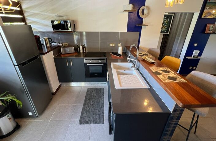Splendide appartement T2  vue mer et massif du Rorota  à Rémire Montjoly vendu entièrement meublé et décoré — photo 2