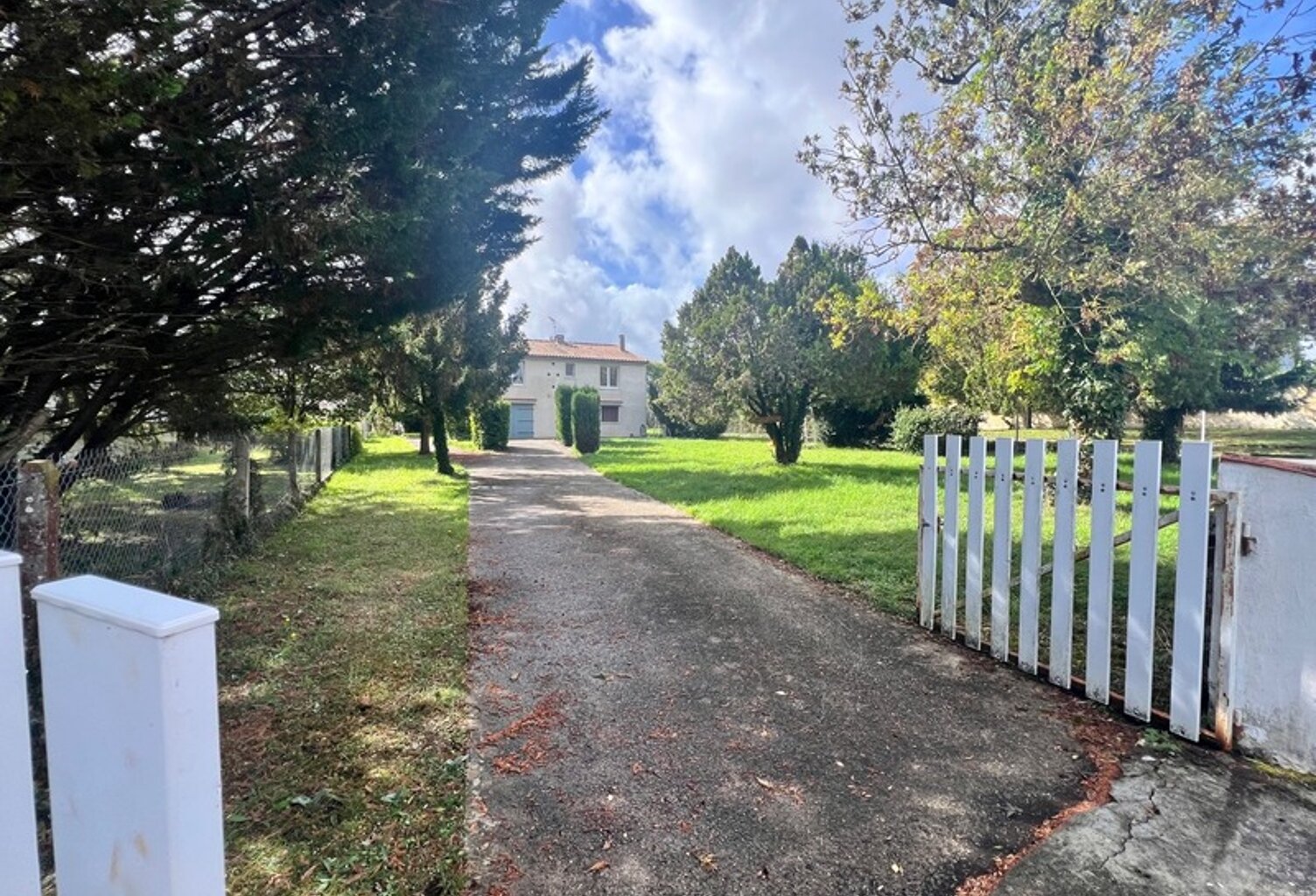 Maison 4 Chambres Grand Jardin SAINT JEAN D'ANGELY — photo 1
