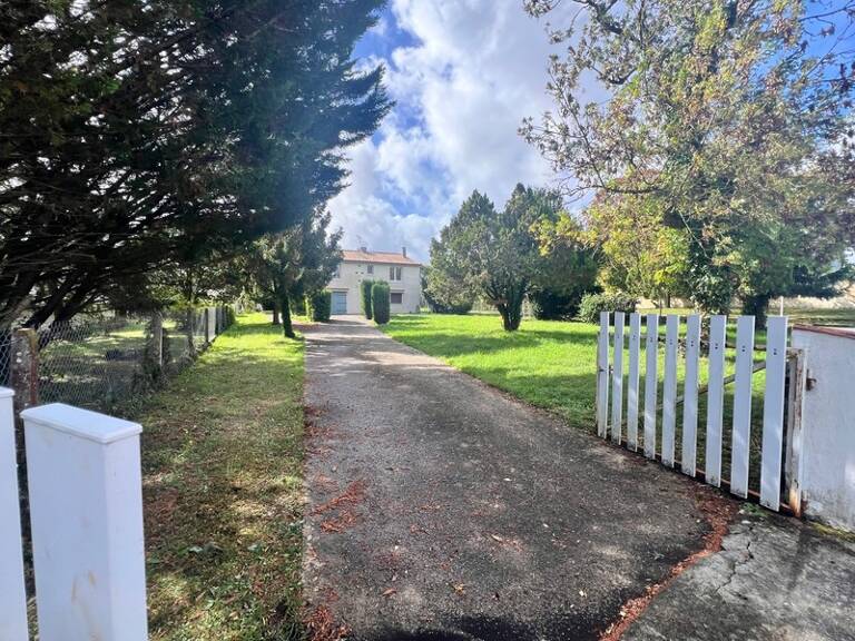 Maison 4 Chambres Grand Jardin SAINT JEAN D'ANGELY — photo 1