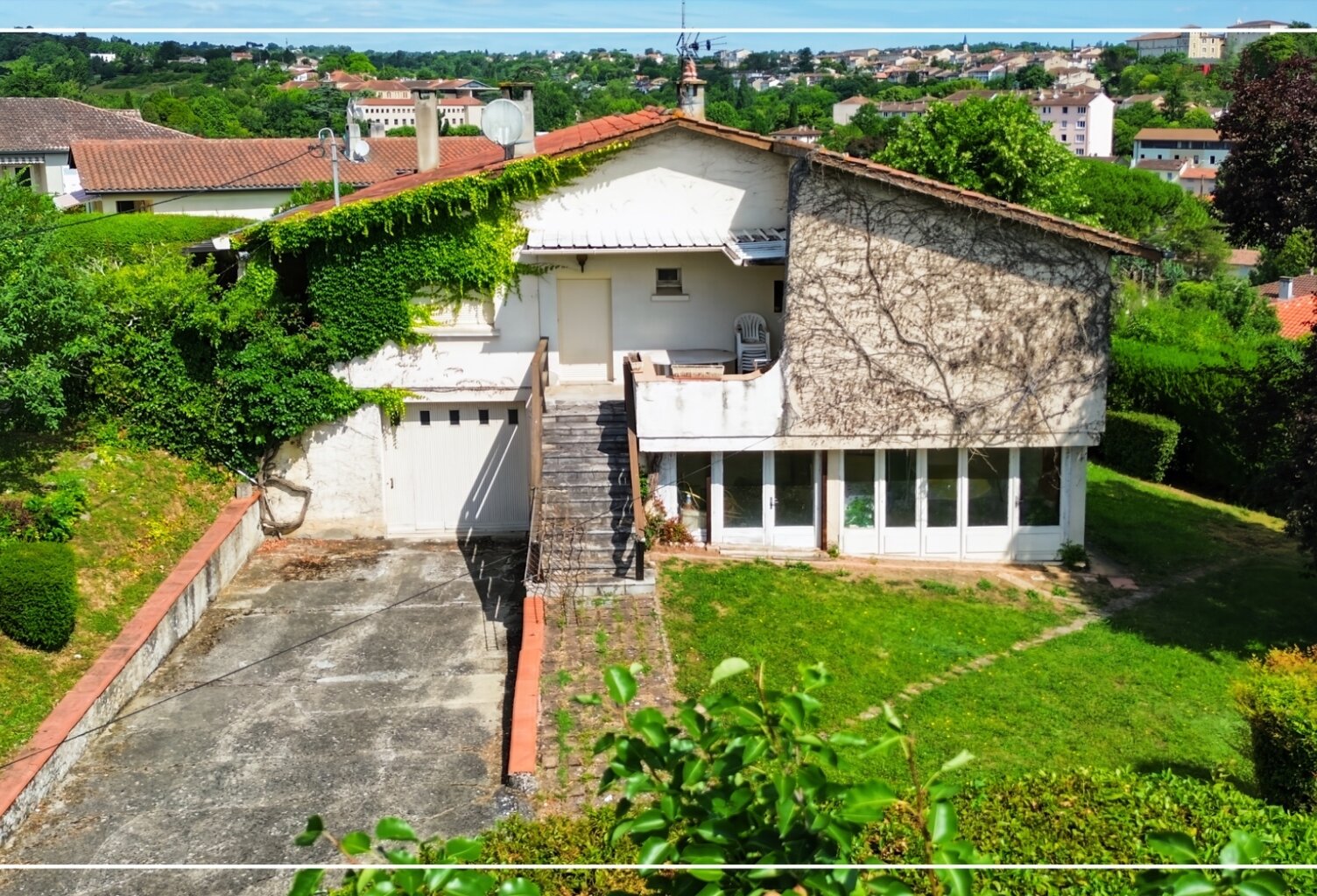 Maison 6 pièces de 164 m2 habitables sur 2407 m2 de terrain à AUCH : vivre à Auch comme à la campagne, avec la cathédrale en toile de fond — photo 1