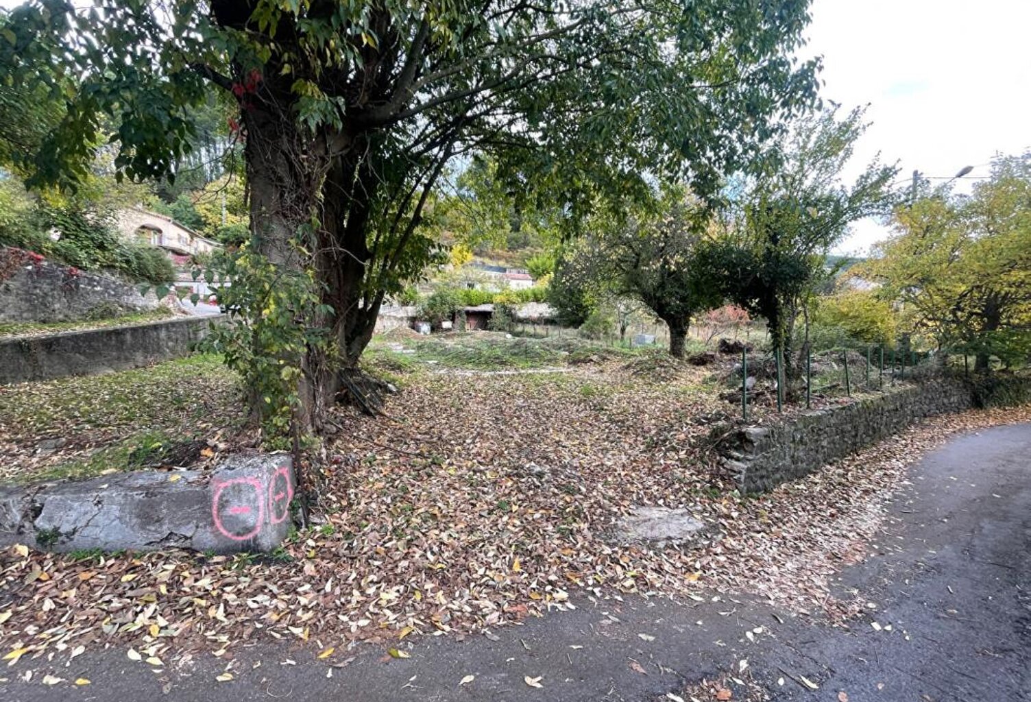 A vendre terrain de 607 m2 avec permis de construire quartier La Favède — photo 1