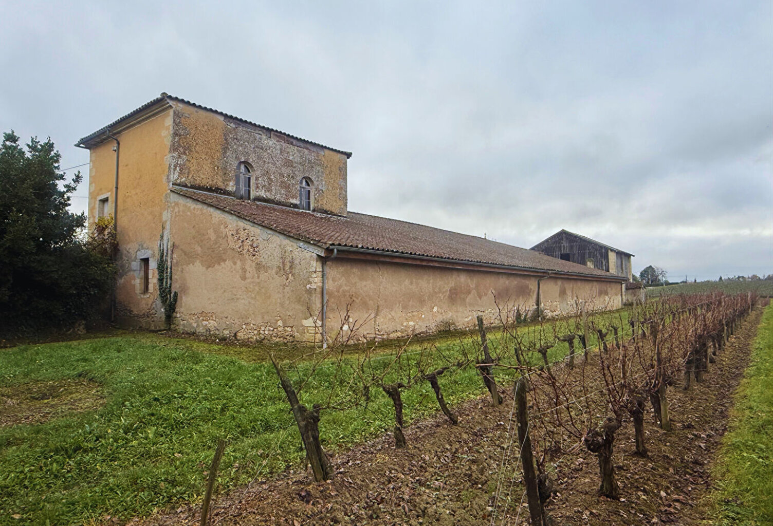 ENSEMBLE DE DEUX BÂTIMENTS EN PIERRE SUR TERRAIN DE 6610M2 — photo 1