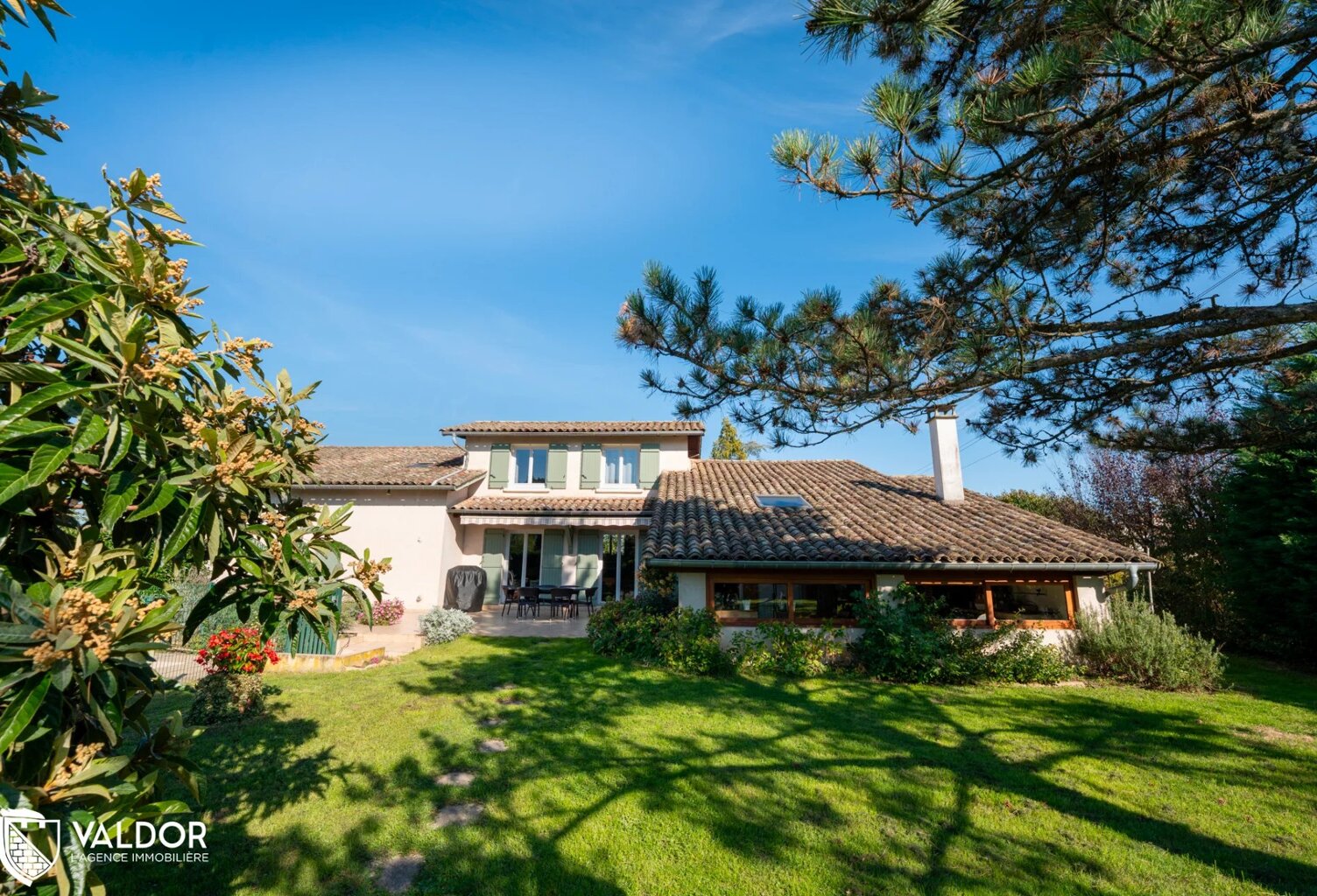Propriété 243m² avec nombreuses dépendances, piscine et grand terrain — photo 1