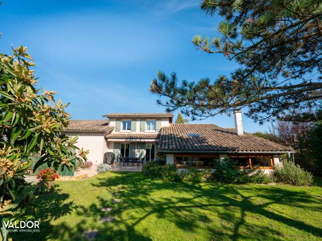 Propriété 243m² avec nombreuses dépendances, piscine et grand terrain — photo du bien