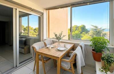 Appartement À Vendre T2, vendu loué avec vue sur l'étang de Thau, Place de Parking, Bas Mont Saint-Clair, Piscine dans la copropriété — photo du bien