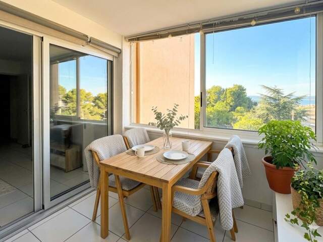 Appartement À Vendre T2, vendu loué avec vue sur l'étang de Thau, Place de Parking, Bas Mont Saint-Clair, Piscine dans la copropriété — photo du bien