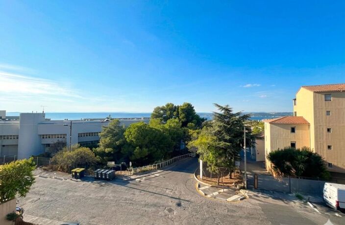 Appartement À Vendre T2, vendu loué avec vue sur l'étang de Thau, Place de Parking, Bas Mont Saint-Clair, Piscine dans la copropriété — photo 2