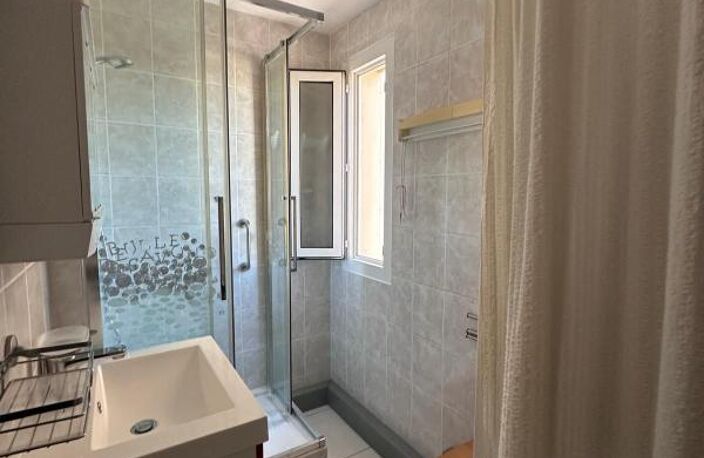 Appartement À Vendre T2, vendu loué avec vue sur l'étang de Thau, Place de Parking, Bas Mont Saint-Clair, Piscine dans la copropriété — photo 5