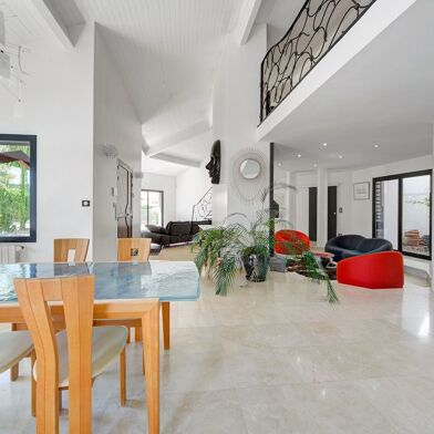 Maison 5 pièces 749000 €