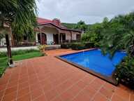 DESHAIES, Villa plage à pied, 2 bungalow, garage et piscine, sur 1 965 m² de terrain arboré — photo 4