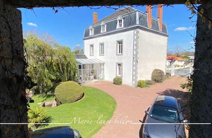Dpt Deux Sèvres (79), à vendre NUEIL LES AUBIERS maison bourgeoise de 222 m² + dépendances et terrain de 1 041 m² — photo 2
