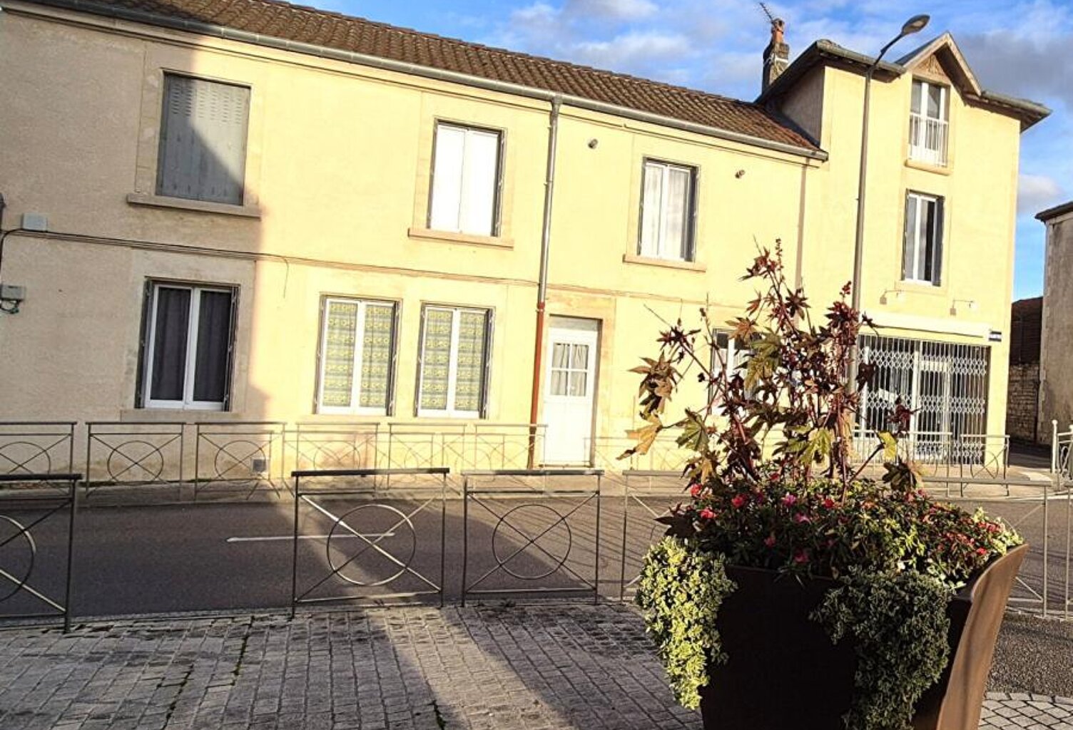 Bel ensemble Immobilier de Rapport et Rentabilité Locative de 248 m² entièrement Rénové avec Parking extérieur Gratuit et Terrain de 158 m² — photo 1