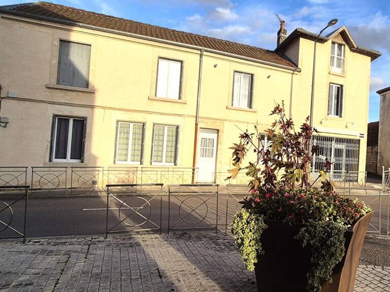 Bel ensemble Immobilier de Rapport et Rentabilité Locative de 248 m² entièrement Rénové avec Parking extérieur Gratuit et Terrain de 158 m² — photo 1