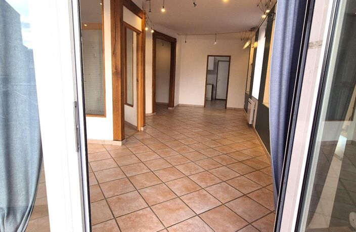 Bel ensemble Immobilier de Rapport et Rentabilité Locative de 248 m² entièrement Rénové avec Parking extérieur Gratuit et Terrain de 158 m² — photo 2
