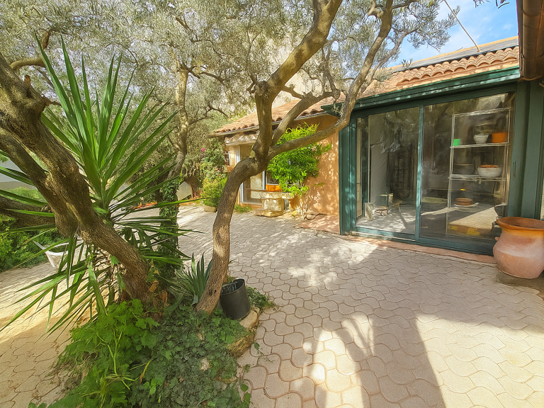 Dept 84 - Robion - Maison de hameau avec jardin et studio in — photo 1