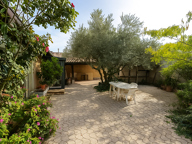 Dept 84 - Robion - Maison de hameau avec jardin et studio in — photo 3