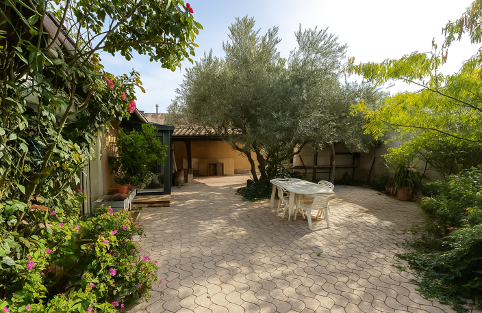 Dept 84 - Robion - Maison de hameau avec jardin et studio in — photo 3