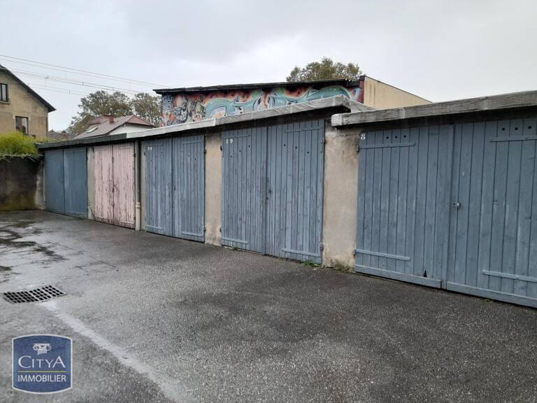 Garage   — photo 1