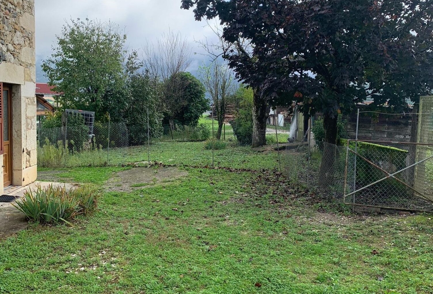 A vendre très belle maison de village en pierrres à rénover avec grandes dépendances. — photo 1