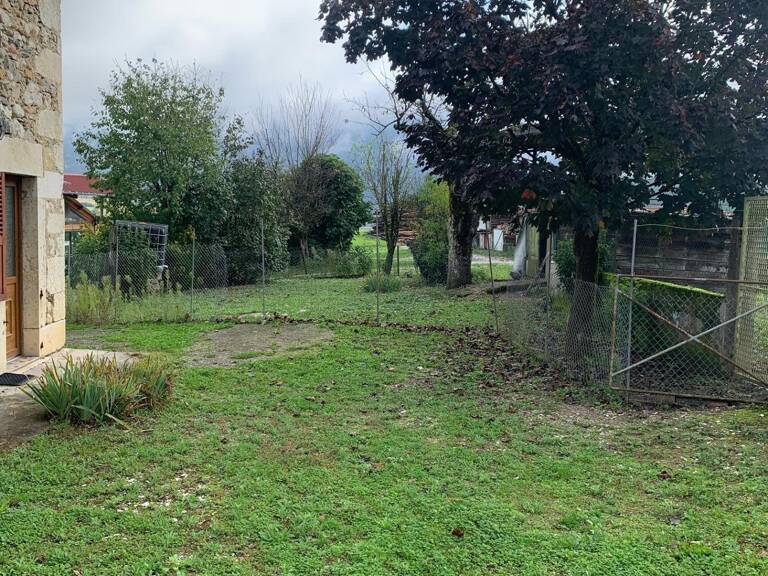 A vendre très belle maison de village en pierrres à rénover avec grandes dépendances. — photo 1
