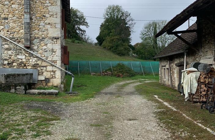 A vendre très belle maison de village en pierrres à rénover avec grandes dépendances. — photo 3