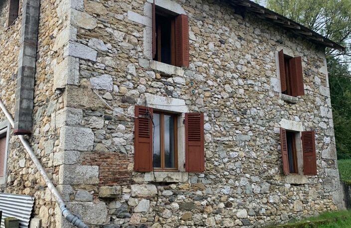 A vendre très belle maison de village en pierrres à rénover avec grandes dépendances. — photo 4