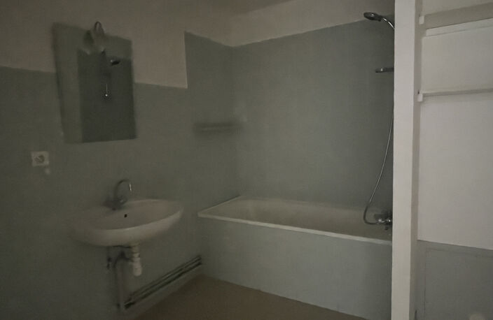 Immeuble de rapport comprenant  trois  logements et un local — photo 5