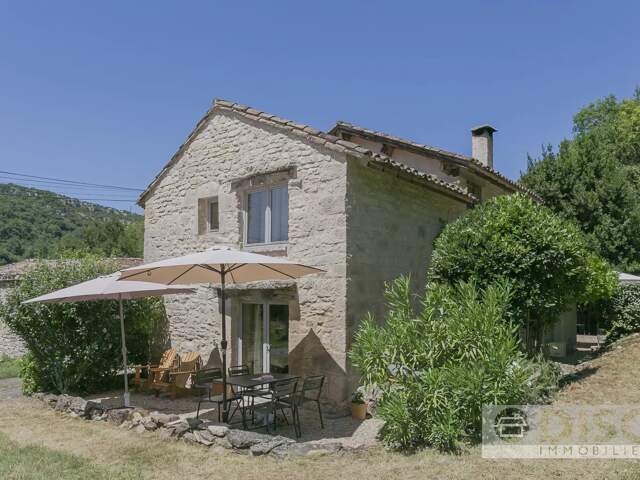 Belle maison moderne conçu par architecte avec petit jardin et pigeonnier remarquable. — photo du bien