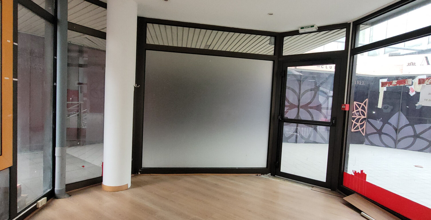 LOCAL COMMERCIAL avec vitrine, parking, commerces à proximit — photo 1