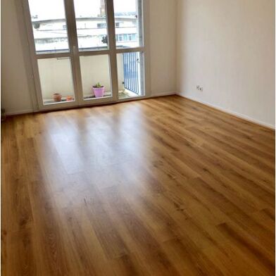 Appartement 3 pièces 881 €