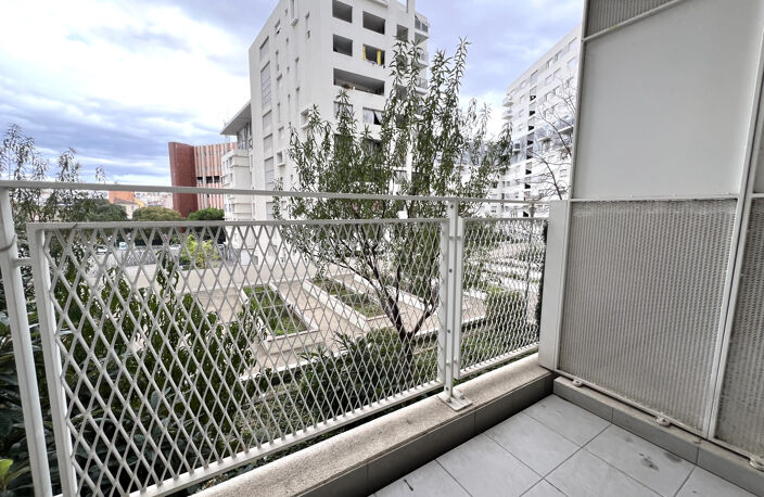 Marseille 3eme A vendre Appartement en étage, avec terrasse et Place de Parking — photo 2