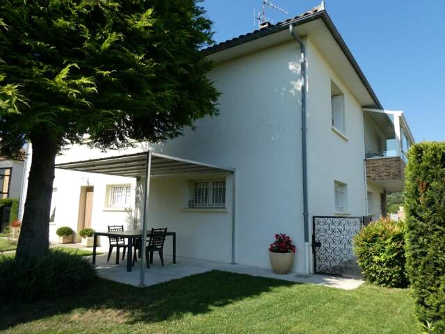 A vendre secteur LACAPELLE-MARIVAL 46120 maison de bourg 10 pièces 4 chambres avec grand jardin, garage et dépendance. — photo du bien
