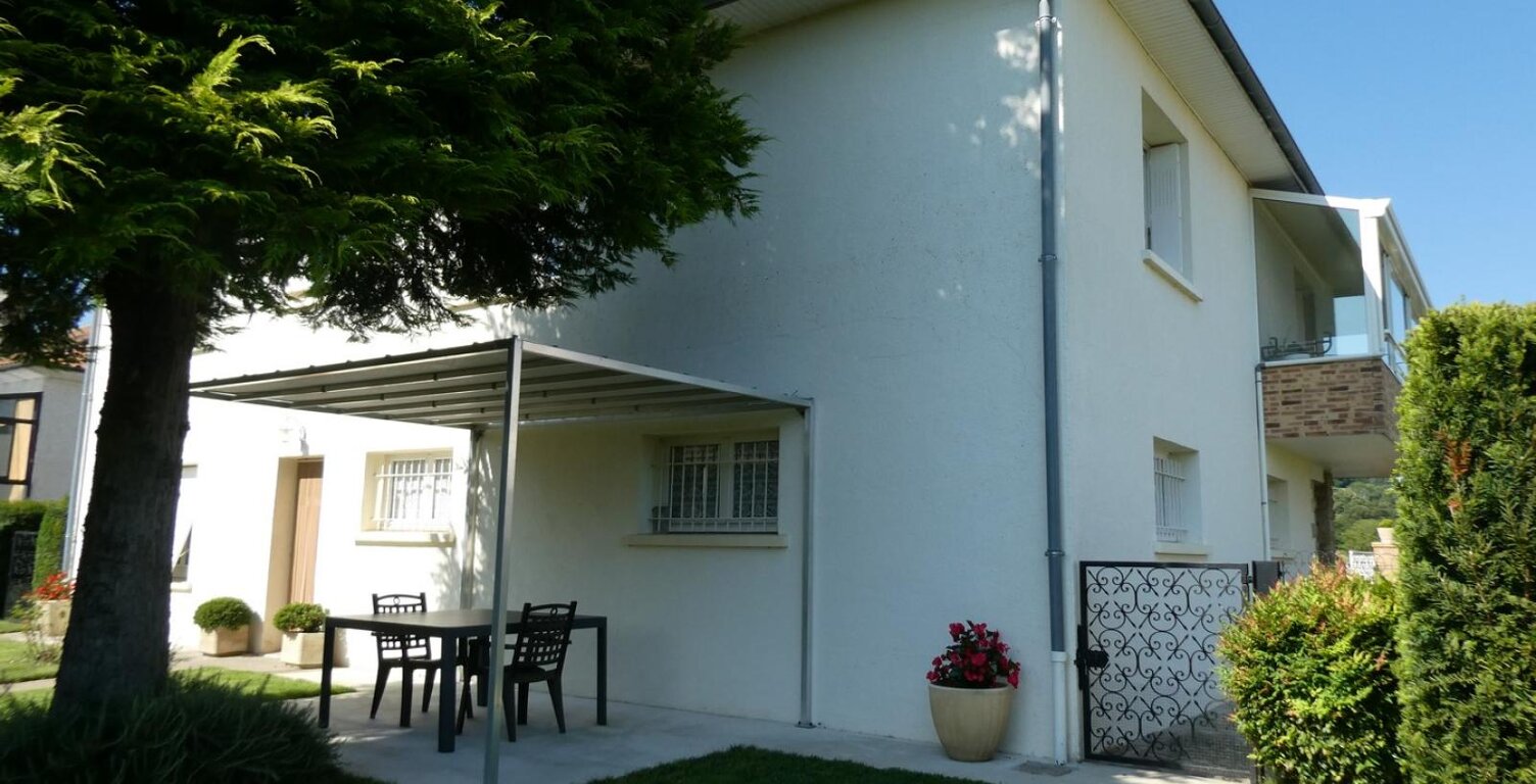 A vendre secteur LACAPELLE-MARIVAL 46120 maison de bourg 10 pièces 4 chambres avec grand jardin, garage et dépendance. — photo 1