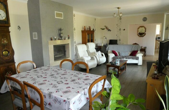A vendre secteur LACAPELLE-MARIVAL 46120 maison de bourg 10 pièces 4 chambres avec grand jardin, garage et dépendance. — photo 4