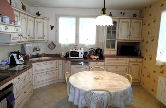 A vendre secteur LACAPELLE-MARIVAL 46120 maison de bourg 10 pièces 4 chambres avec grand jardin, garage et dépendance. — photo 5