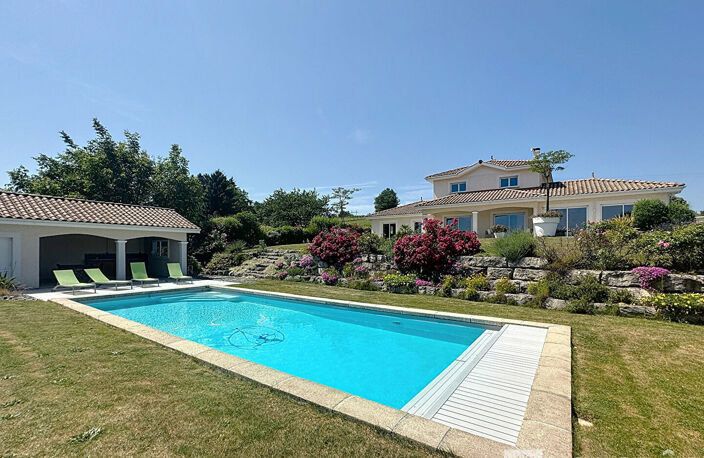 A 10 Minutes de Bourgoin-Jallieu, demeure de 230 m² sur parc paysagé. — photo 2