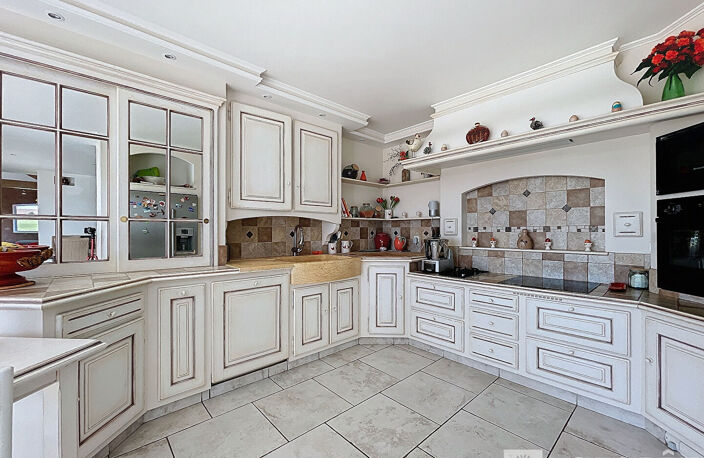 A 10 Minutes de Bourgoin-Jallieu, demeure de 230 m² sur parc paysagé. — photo 5